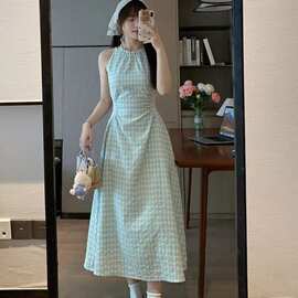 法式绿色格子无袖吊带连衣裙女夏季2026新款海边度假风收腰中长裙