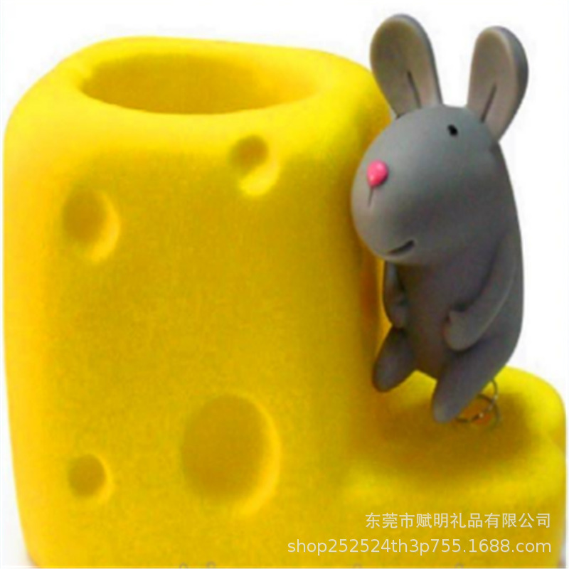 公仔笔筒