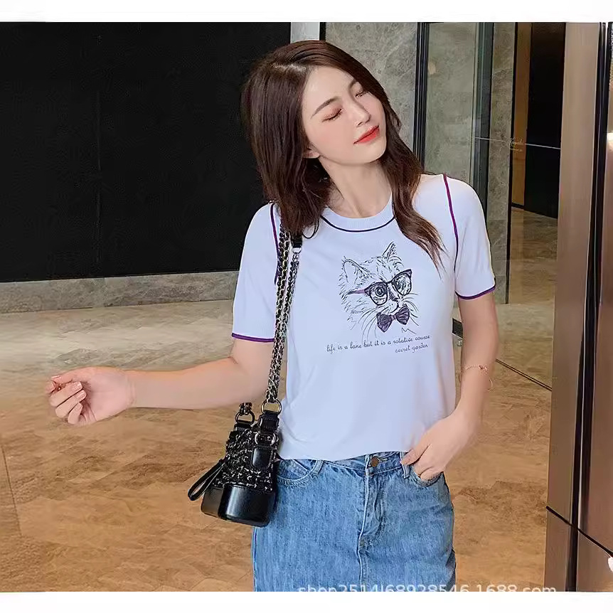 Áo thun nữ tay ngắn cổ tròn in hình mèo chất liệu lụa đá ôm dáng — Màu trắng