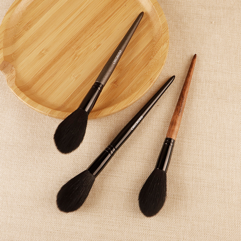 Zhenmeitang CHICHODO cepillo de maquillaje de pelo animal lana resaltar rubor cepillo multifuncional de cerdas suaves