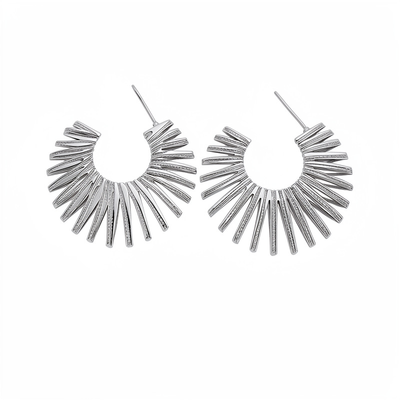 Agujas de plata redondas en forma de C pernos personales transfronterizos europeos y estadounidenses temperamento de nicho exagerado pendientes de lujo ligero de alta sensación pendientes para mujeres
