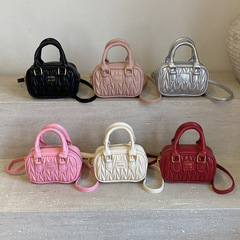 女性用の高級プリーツスモールバッグ、シンプルな新しいスタイル、多用途で人気のクロスボディバッグ、新鮮でスタイリッシュなポータブルボウリングバッグ