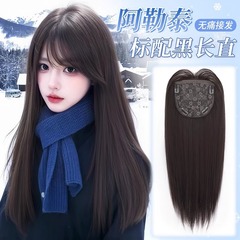 髪網をつけないかつらの女性の頭の上に痕跡のないふわふわした増発量が日常的に黒のストレートかつらの頭のカバーを整えている