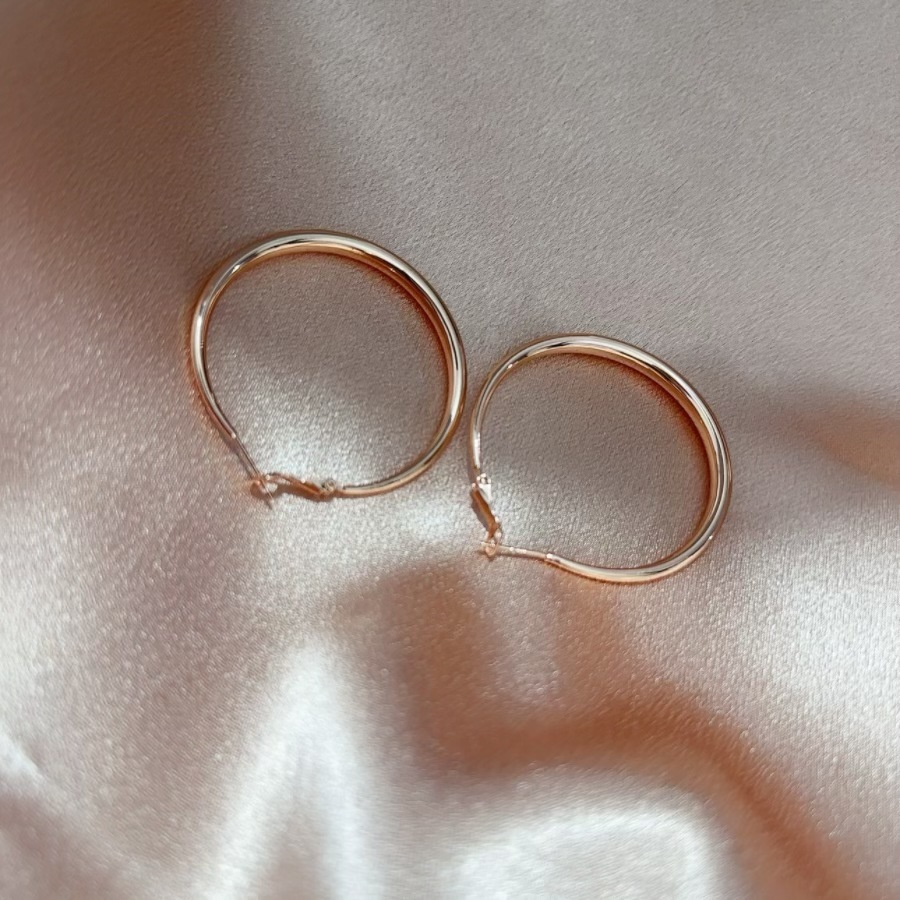 Amazon moda popular cobre plateado 18K oro hueco brillante pendientes creativo europeo y americano exagerado Comercio exterior pendientes al por mayor