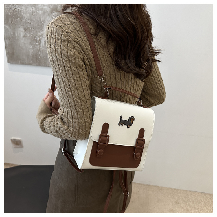 This is a new retro commuting backpack for the autumn of 2024, featuring a casual color contrast and a niche design. It is a small square single-shoulder hand-carry bag undefined