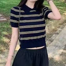 “miu系艺术生”时髦元气少女 经典老钱条纹羊毛polo衫