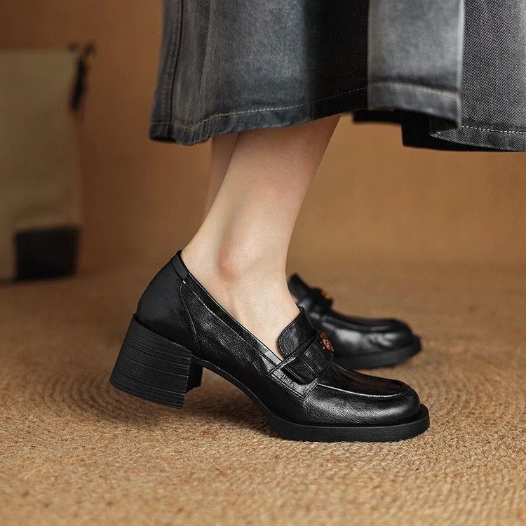 黒いツバキの花の楽福の靴の女性は2025年に春と秋の新型の英倫の風に合わせて足を踏み入れて厚い底の靴の女性を漕ぎます。|undefined