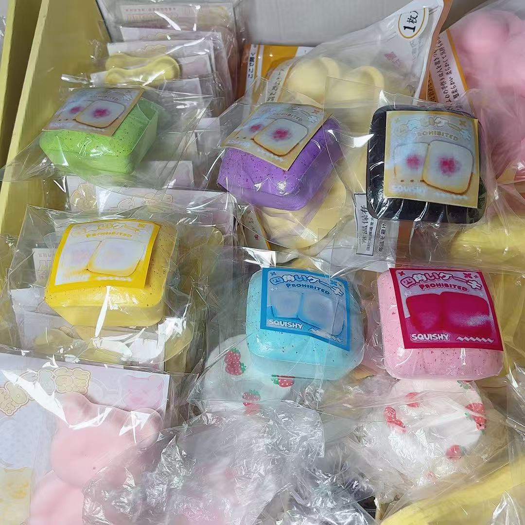 무작위 색상의 사각형 케이크가 천천히 반동합니다.