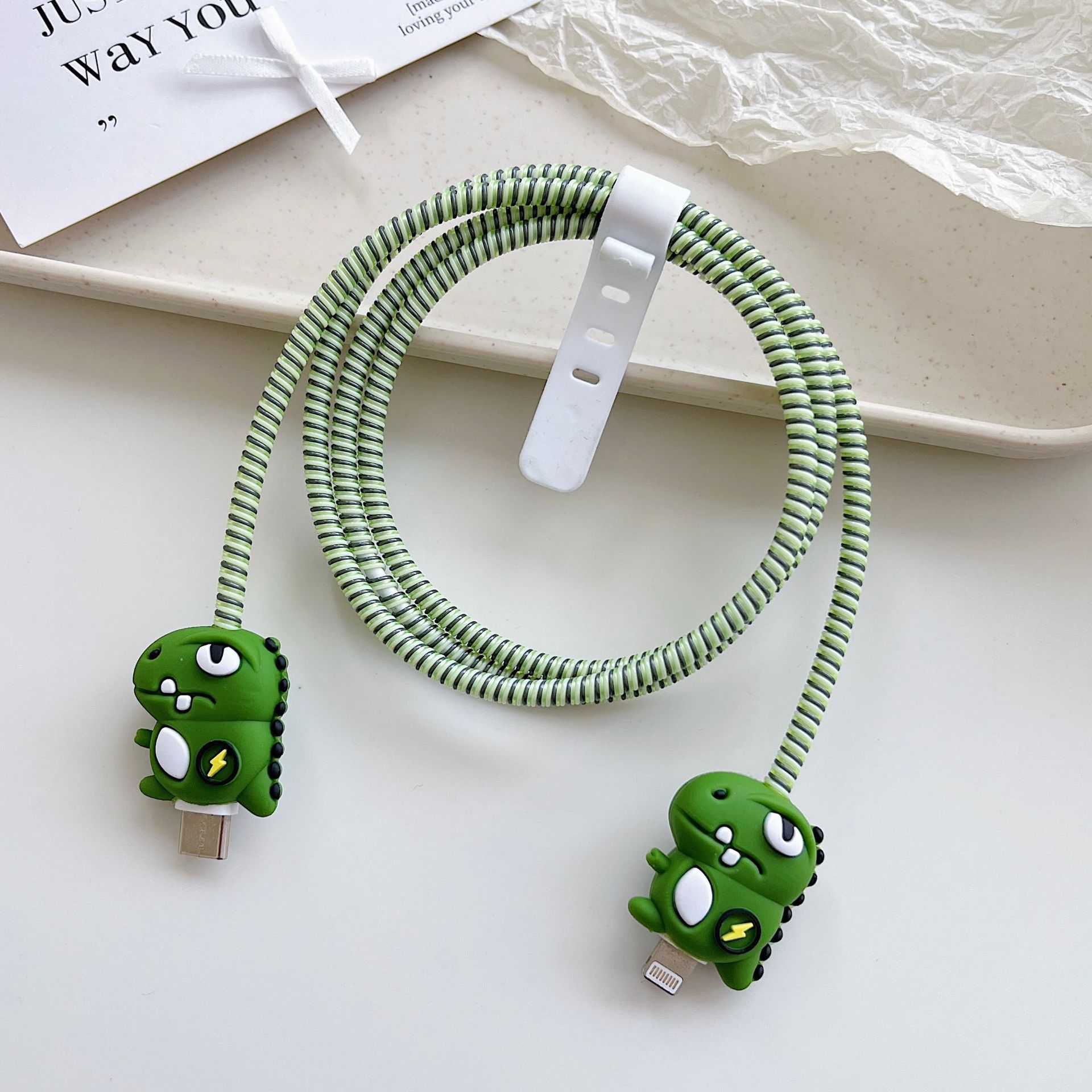 Amazon cartoon cable de datos cubierta adecuada para Apple Android cable de datos de carga rápida cuatro piezas en stock al por mayor