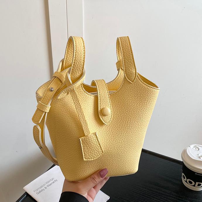 Bolsos de cesta de verduras populares de este año para mujer 2025 nuevo bolso de hombro súper caliente bolso de cubo de ocio simple