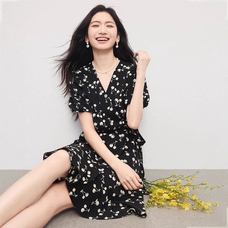 Fashionable Slim Fit Retro Floral Dress Women's Small French V Neck Tea Break Skirt 2025 Summer New Style