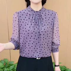 中年のお母さんの春の新しいファッションの気質はシャツの立襟に合わせてやせているプリントが見えます。