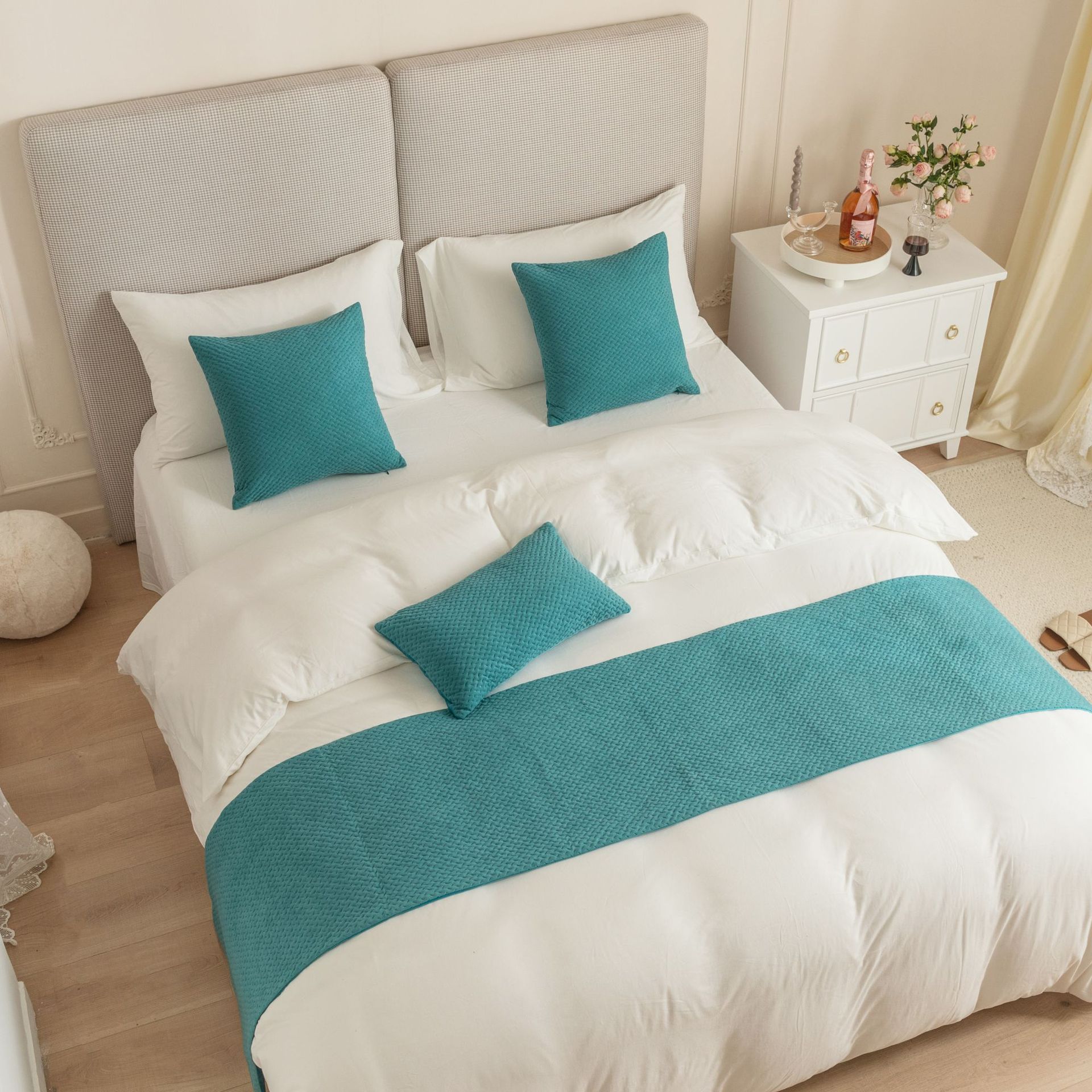 Factory direct supply of Dutch velvet irregular striped hotel homestay hotel bed towel bed flag