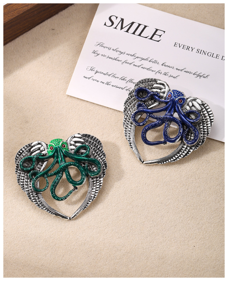 Vintage Distressed Octopus Wing Brooch Cthulhu Style Enamel Enamel Alloy Badge Personalized Punk Accessory Pin