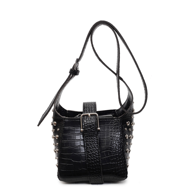 Bolso de cubo de todo fósforo transfronterizo bolso de viaje con diseño de remaches 2025 nuevo bolso de hombro de alta gama bolso de mensajero de color sólido mujer