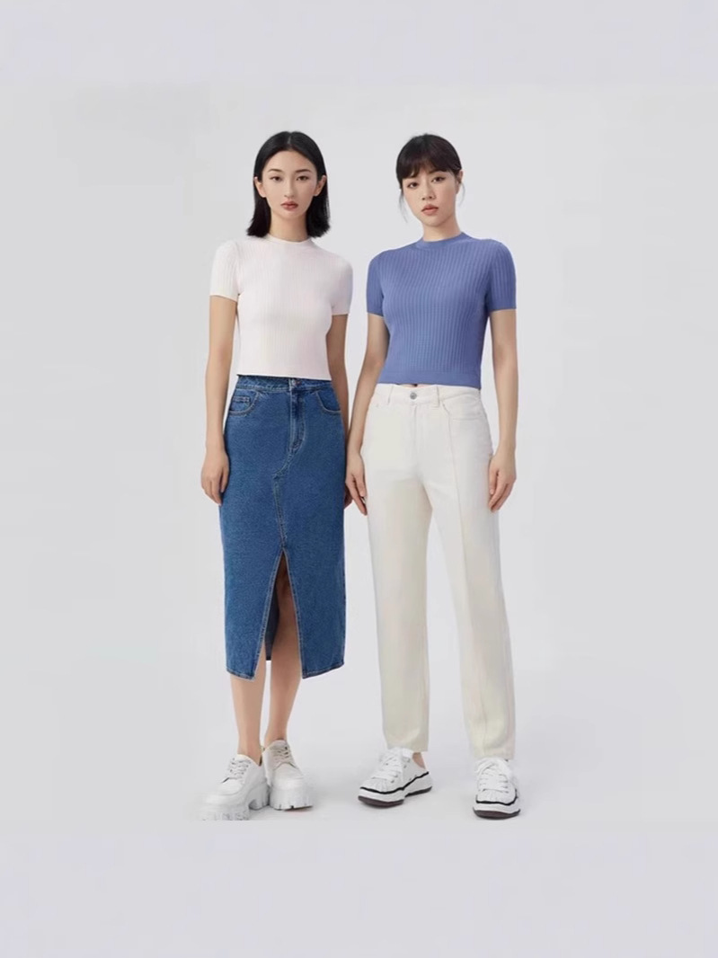 Áo thun nữ cổ tròn tay ngắn chất liệu len lụa rỗng mỏng mùa hè — Màu đen