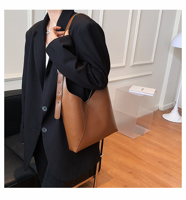 Fashion Retro Solid Color Large-capacity Messenger One-shoulder Bucket Bag Wholesale Nihaojewelry display picture 3