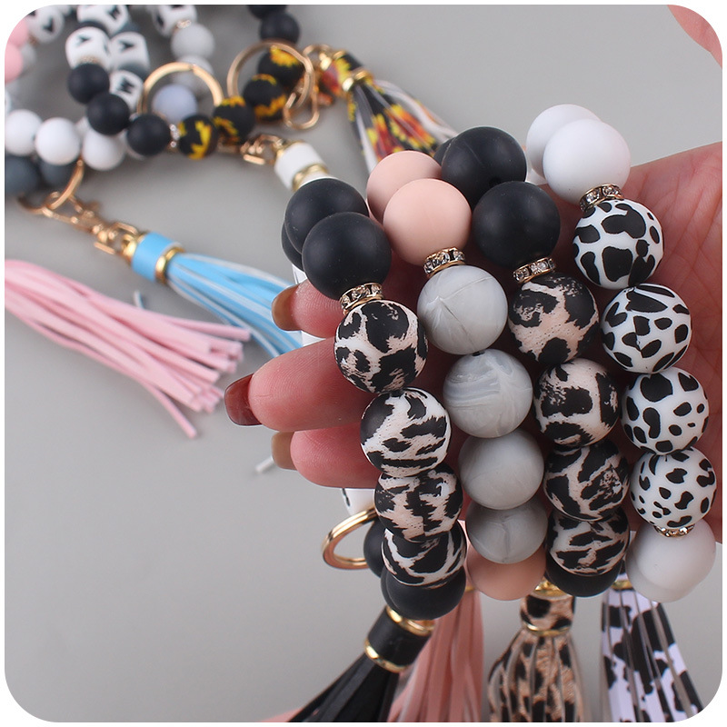 Nuevo cuero pu borla colgante creativo DIY nombre silicona con cuentas leopardo contraste color colgante pulsera llavero