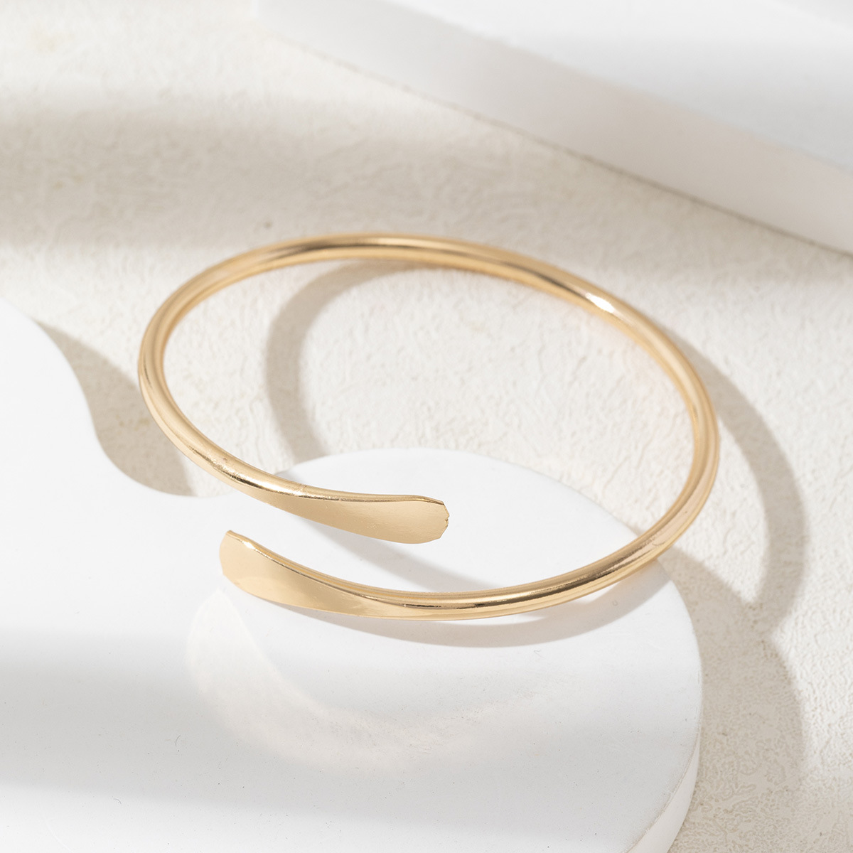 Brazalete de apertura transfronteriza de oro y plata personalidad de dos extremos de pulseras aplastadas pulseras de moda de mujeres al por mayor image 3