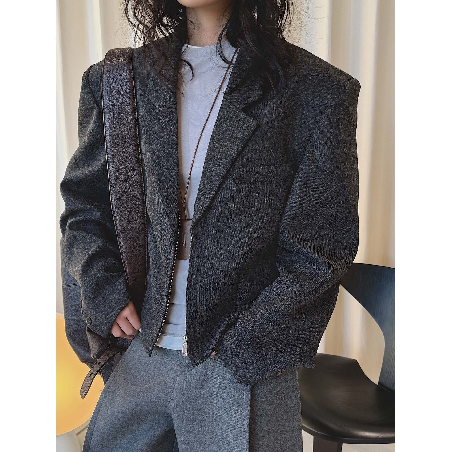 Louvre early spring new Korean style fashionable deep neck padded shoulder split zipper suit jacket for women.