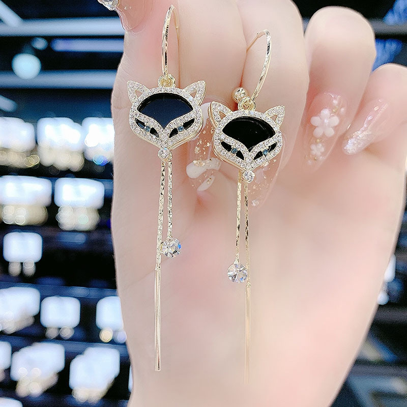 Fashionable black elegant earrings