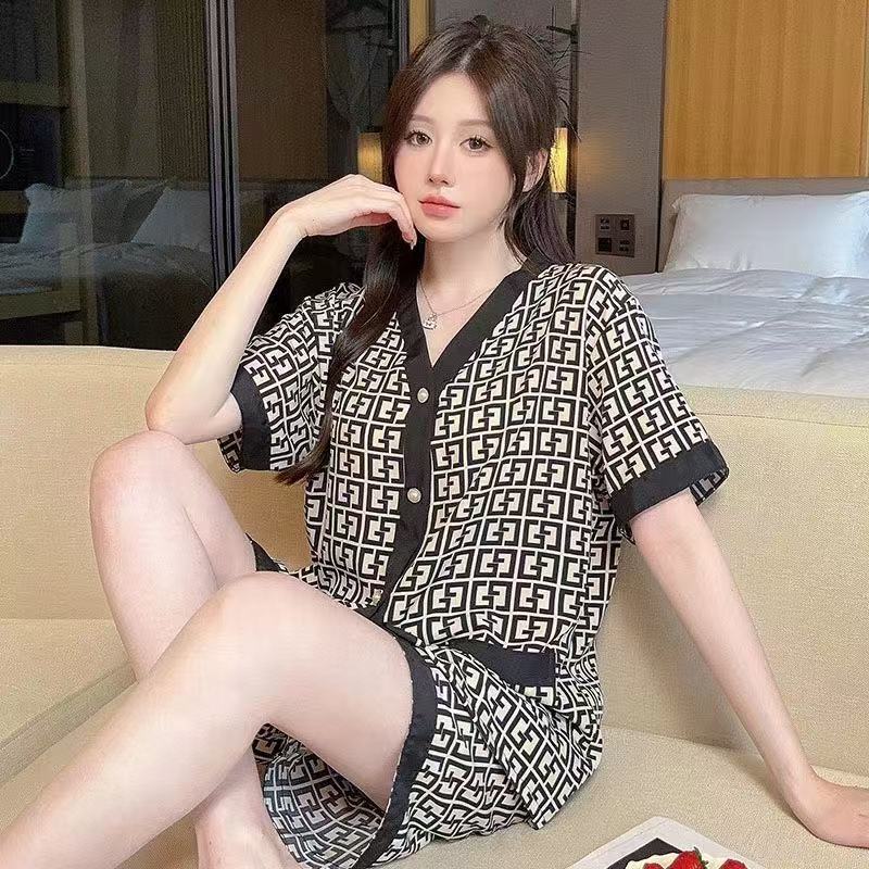 Pijamas de verano de seda de hielo de mangas cortas 2025, nueva línea de verano de viento rojo delgado de alta calidad de ropa de verano para el hogar