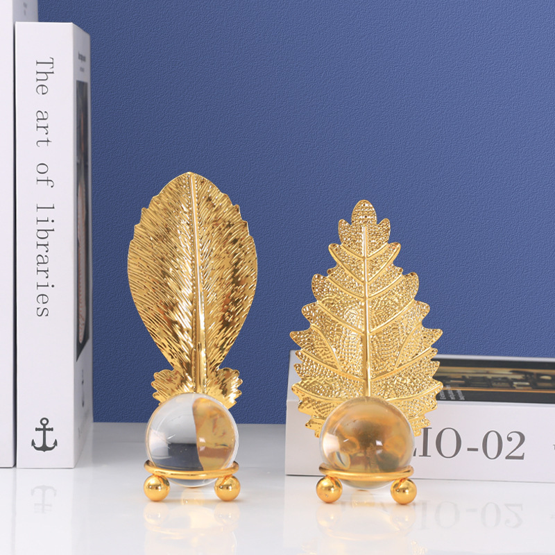 北欧の軽い豪華な金属の木の葉の水晶の玉は書斎の本棚の酒の枠のモデルハウスの玄関の装飾の置物を置きます。|undefined