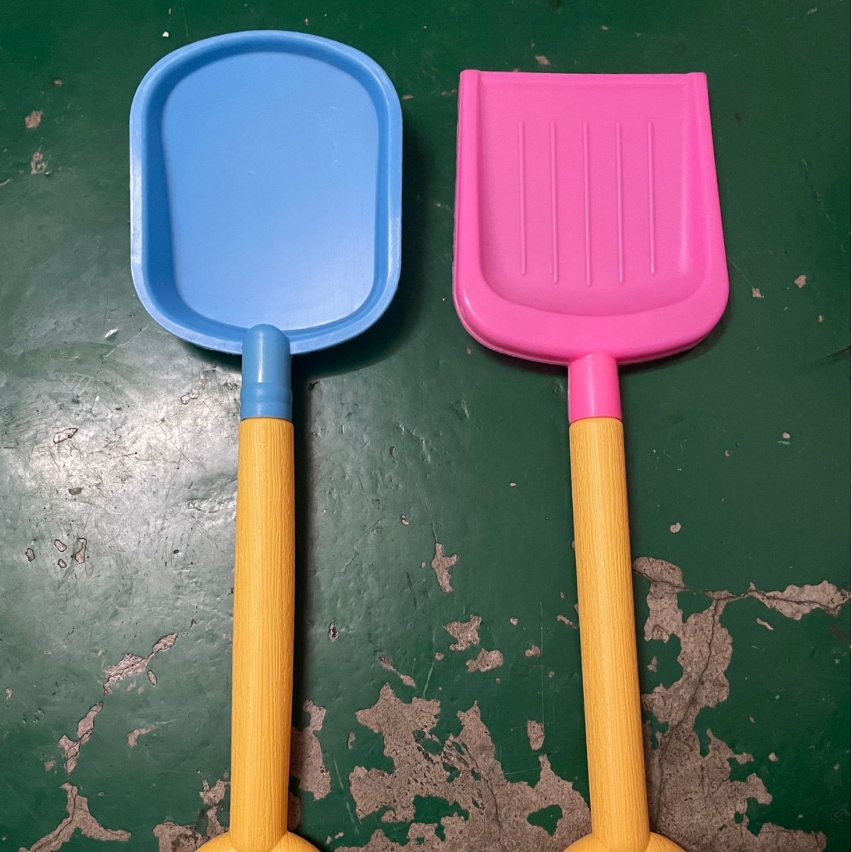 Palas de juguete de playa, palas pequeñas, palas grandes, palas medianas, palas de hierro, palas grandes y pequeñas