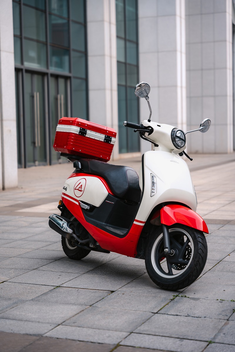 Suitable for Honda motorcycle tail box, retro trunk, scooter cargo box, helmet box, modification accessories, color box