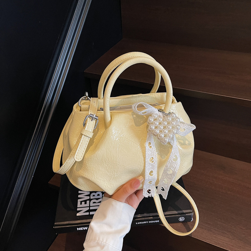 Bolso de diseño de nicho 2025 verano nuevo bolso femenino bolso de hombro de textura de alta gama bolso de mensajero de patrón de agarre de mano de moda