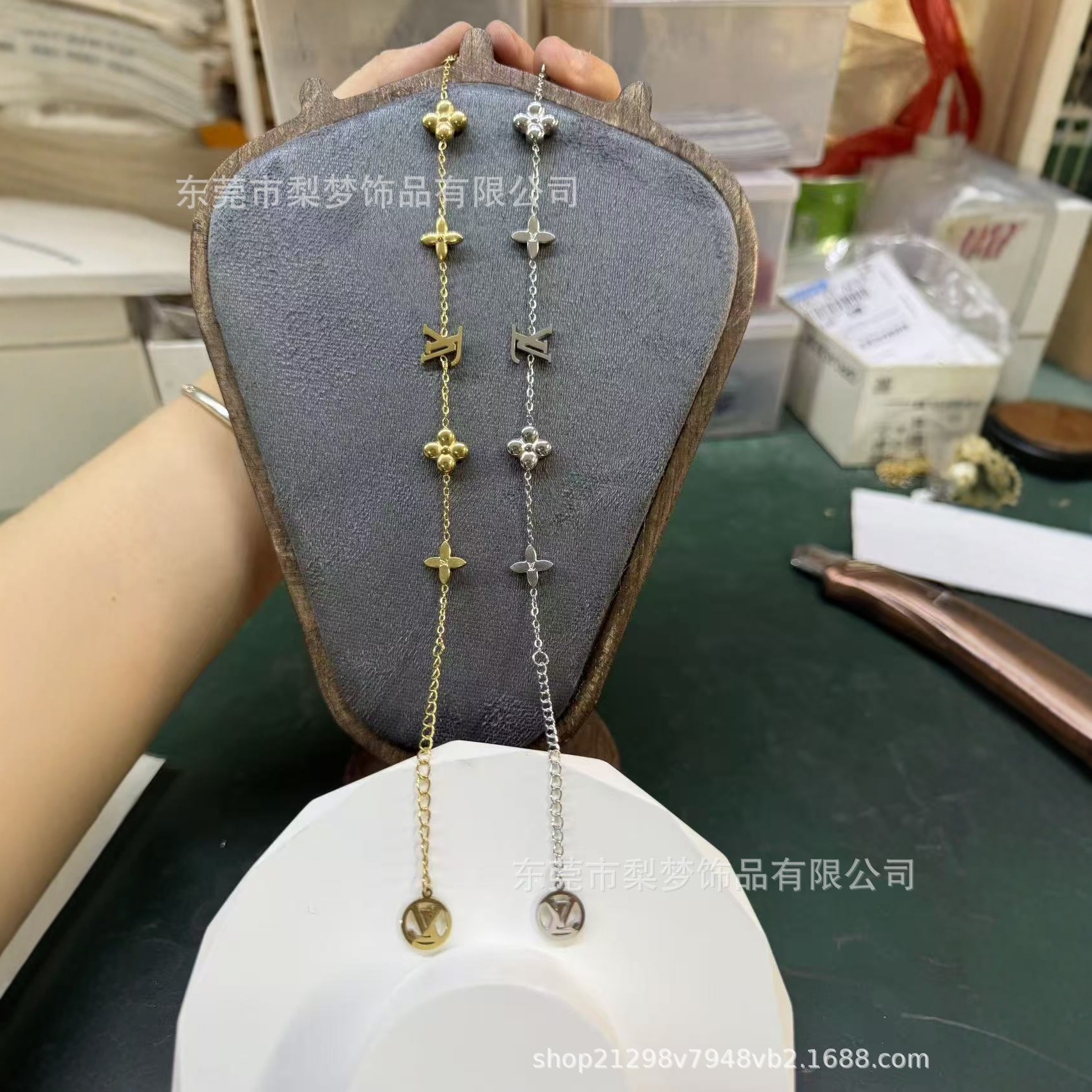 Cross-Border Popular Style L Brand Bracelet, Light Luxury and Simplicity, Classic Internet Celebrity Style Versatile Trendy Jewelry from the Manufacturer