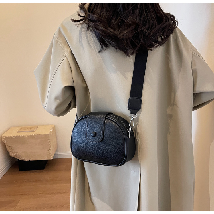 Women's Small Pu Leather Solid Color Streetwear Cloud Shape Flip Cover Crossbody Bag display picture 4