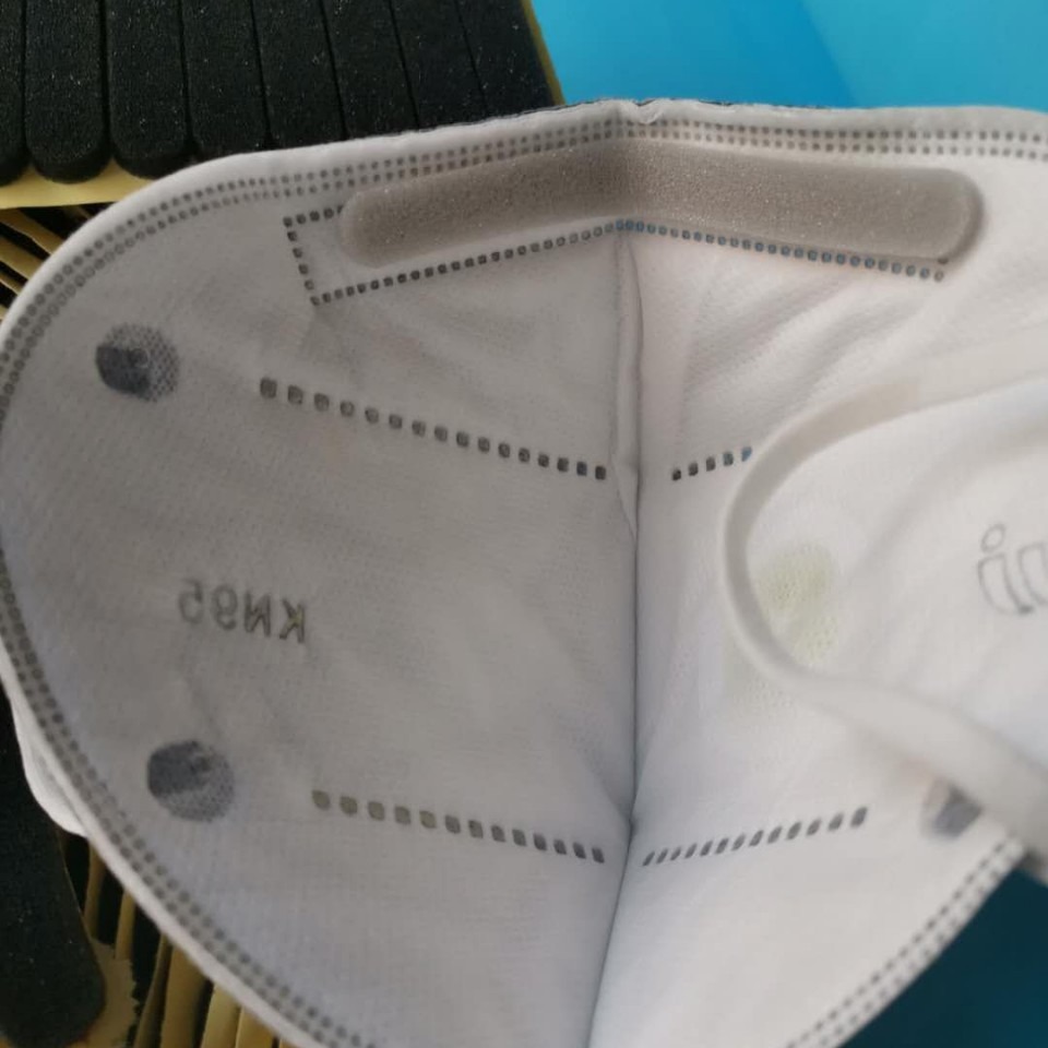 En stock suministro KN95 máscara esponja tira autoadhesiva almohadilla de esponja inodoro Puente de la nariz esponja palo gris esponja tira