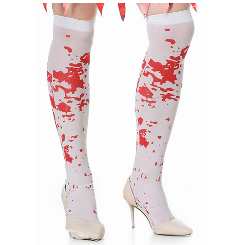 무릎 위에 피가 묻은 양말