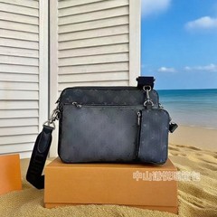男士潮流2025新款真皮包包男包斜挎包邮差百搭休闲盒子时尚单肩包