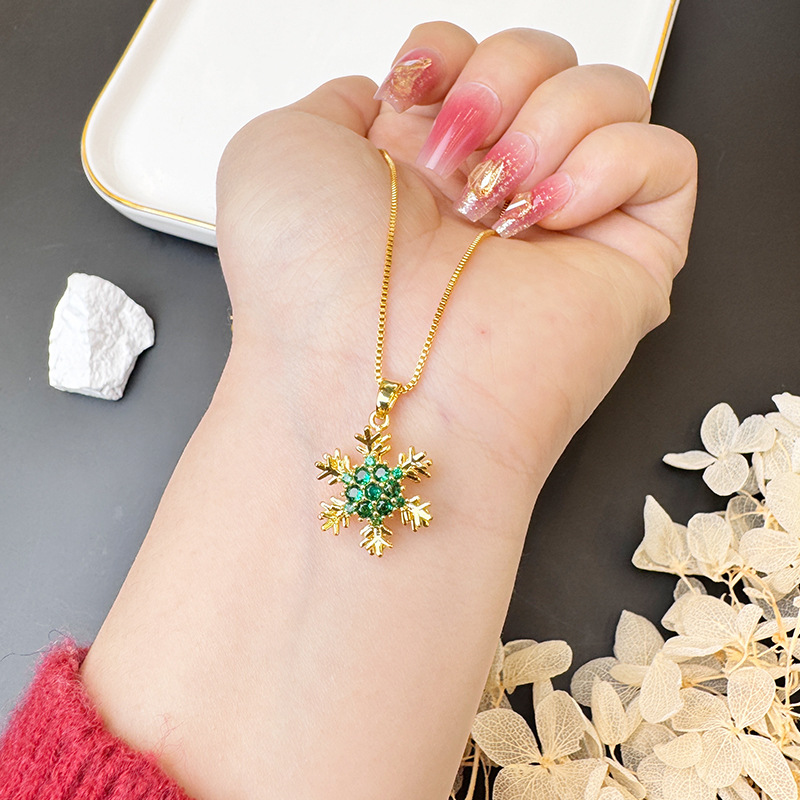 Personalidad popular arena oro flocos de nieve micro incrustación collar de diamantes verdes joyas chicas populares fabricantes directos de combinación de anillos al por mayor
