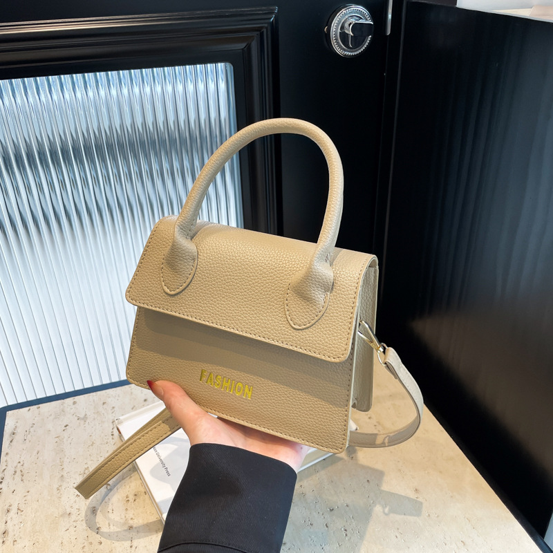 Europa y los Estados Unidos letras de moda bolsos de mano 2024 nuevo lichi estilo retro bolsos de hombro texturizados bolsos de mujer