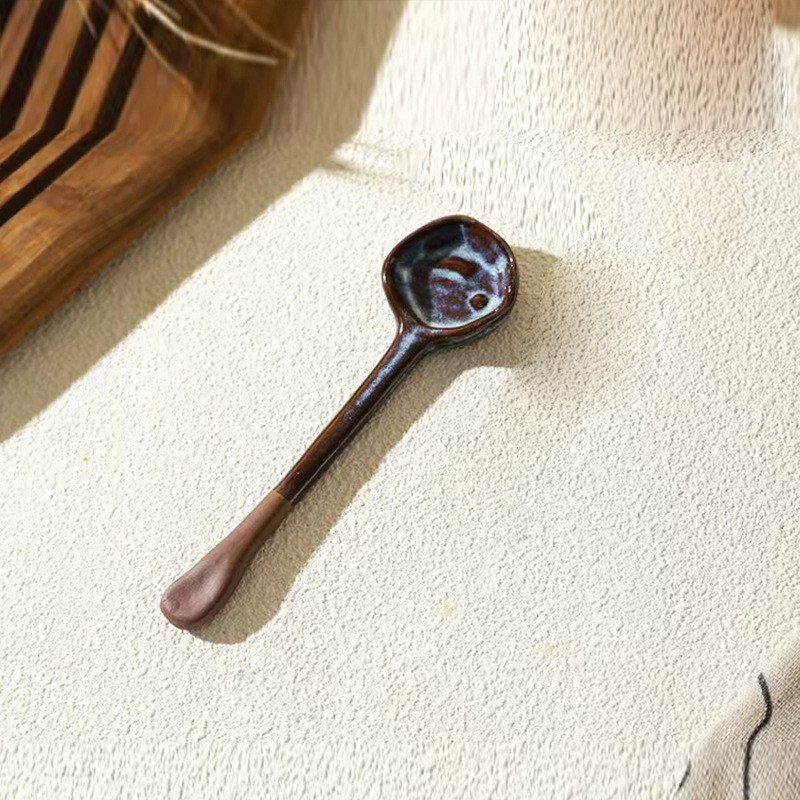 푸른 비뚤어진 숟가락