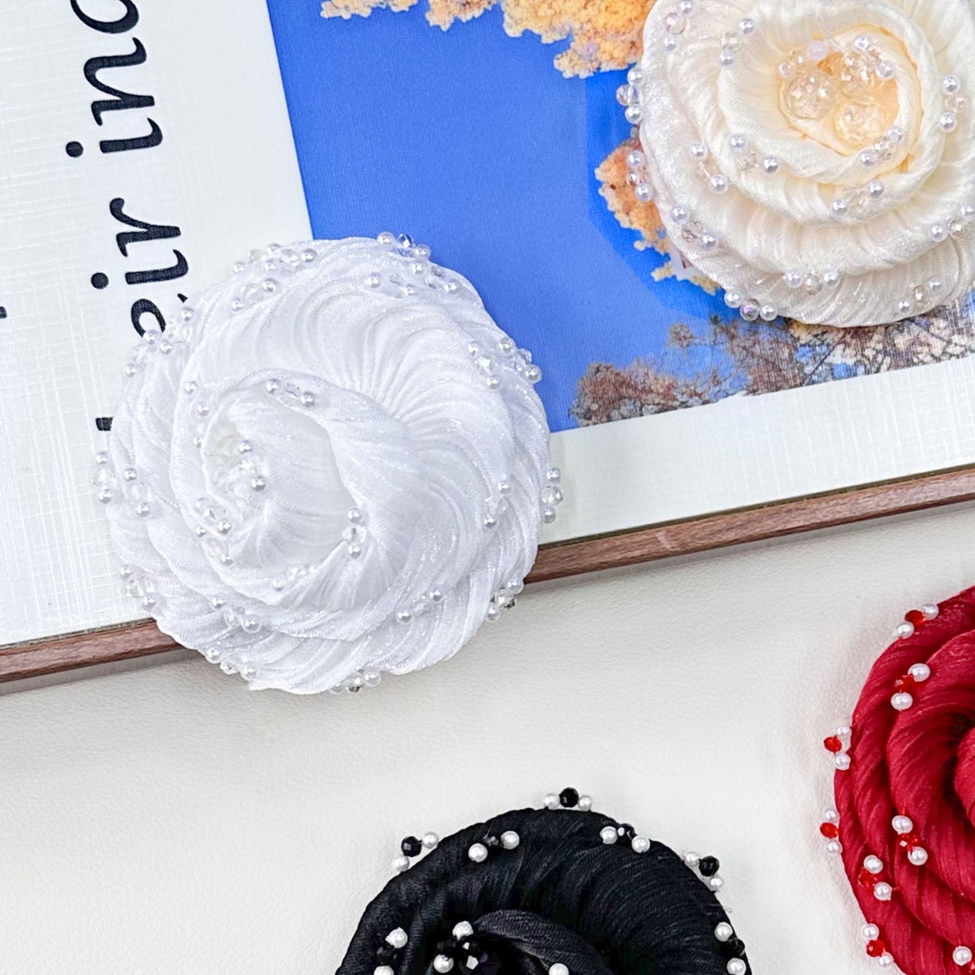 Flores de arena roja perlas multicolores adornadas con flores de tela broche de forma hermosa ropa joyas de cabello accesorios bolsos image 3