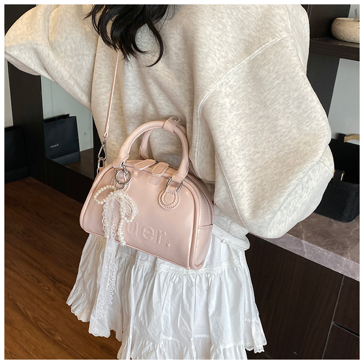 This year, Korean-style, stylish and simple hand-held bags with niche designs are in vogue. These are fashionable summer underarm bags for women's commuting undefined
