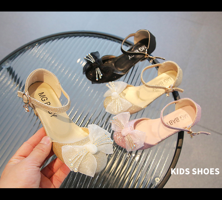 Versione coreana di tacchi alti e spessi con fiori alla moda e dolci, sandali per ragazze nuove estate 2023, scarpe per bambini_voghion.com