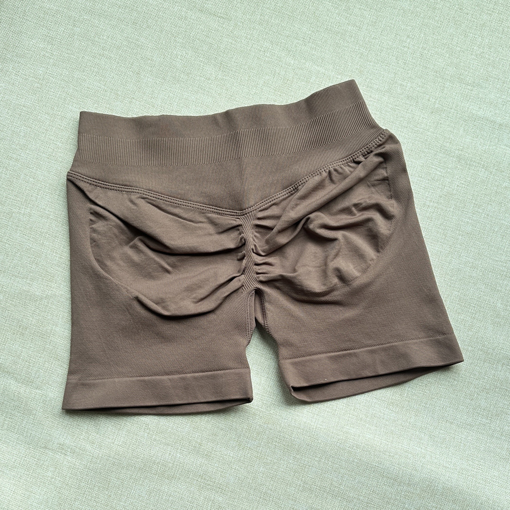 коричневый