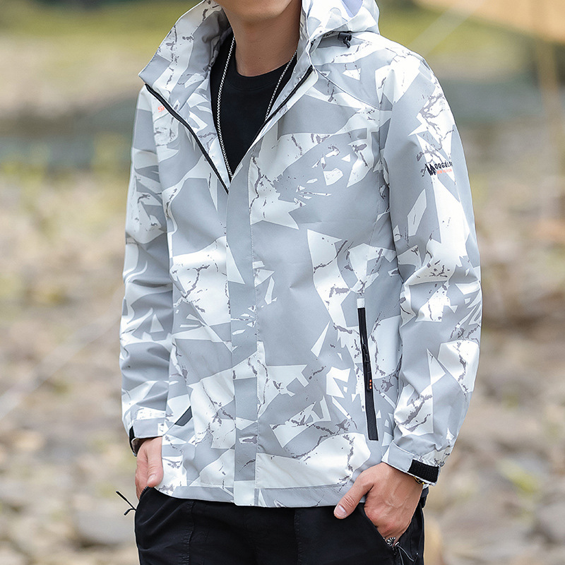 Chaqueta de hombre Primavera y otoño Chaqueta a prueba de agua y viento Chaqueta de camuflaje de tendencia de ocio y deportes al aire libre para hombre