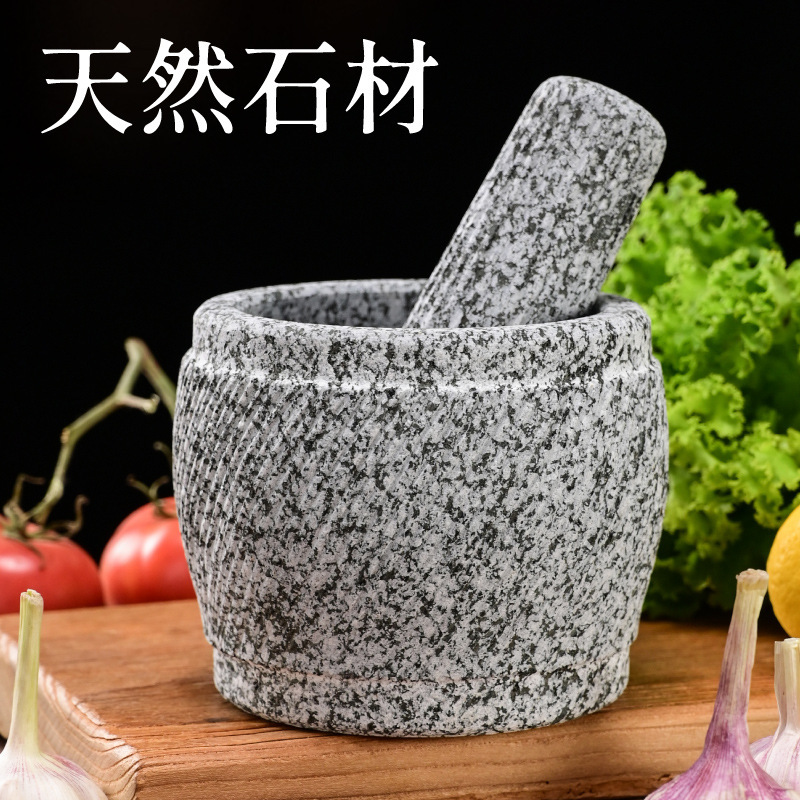 天然の手でニンニクをつぶします。石臼で薬をつぶします。|undefined