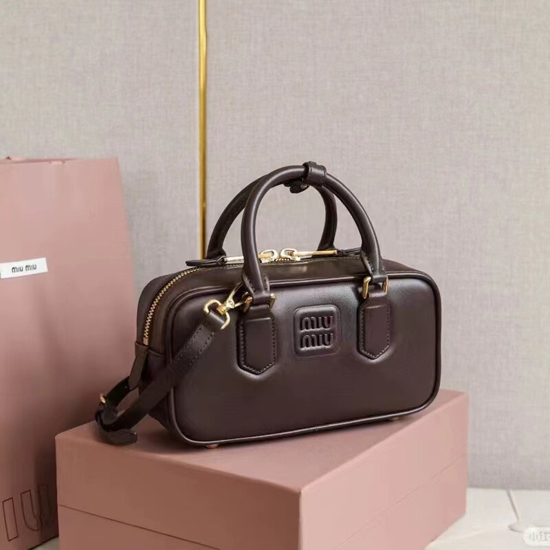 miu ボウリングバッグ新しいプリーツレトロボストンピローバッグシングルショルダークロスボディポータブルブリーフケース小さな正方形バッグ|undefined