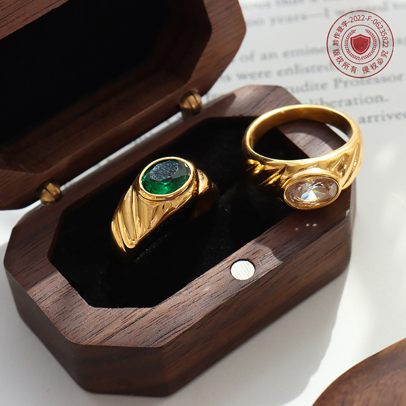 Personalidad europea y americana blanco verde circón anillo femenino anillo de acero de titanio rojo joyería regalo femenino no se desvanece A391