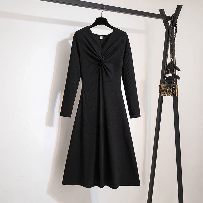 Black Long-Sleeved Knitted Dress for Women in Early Autumn, Plus Size for Fat Girls, Slimming, High-End, Elegant, and Suitable as a Base Layer under a Coat