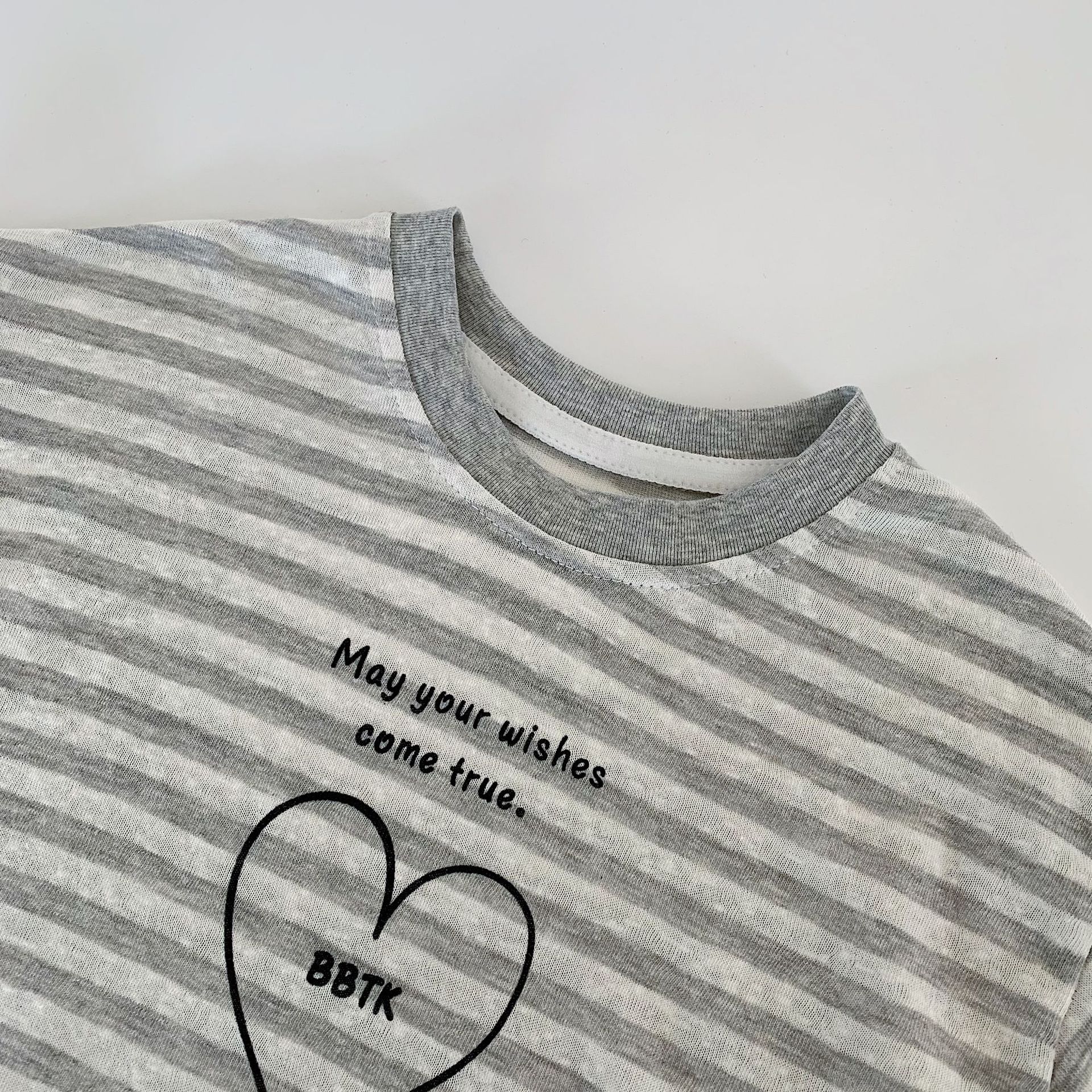 Camiseta infantil Mai Bao2025 otoño lindas rayas de cuello redondo letras de amor camiseta de manga larga
