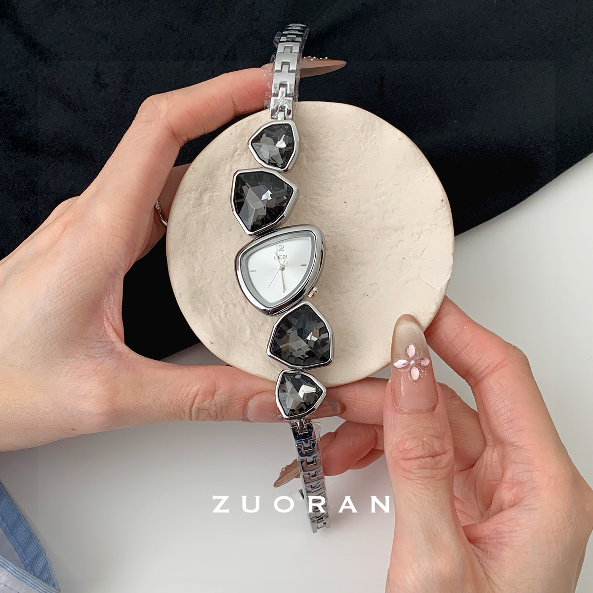 Reloj de mujer elegante con correa de cristal diseño irregular_voghion.com