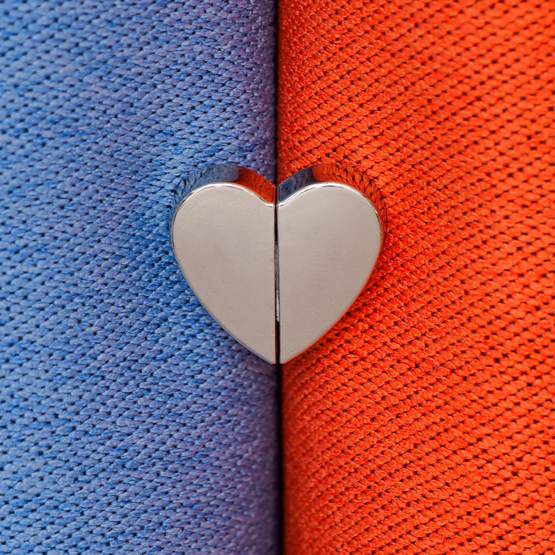 Detachable nail-free heart-shaped magnetic buckle
